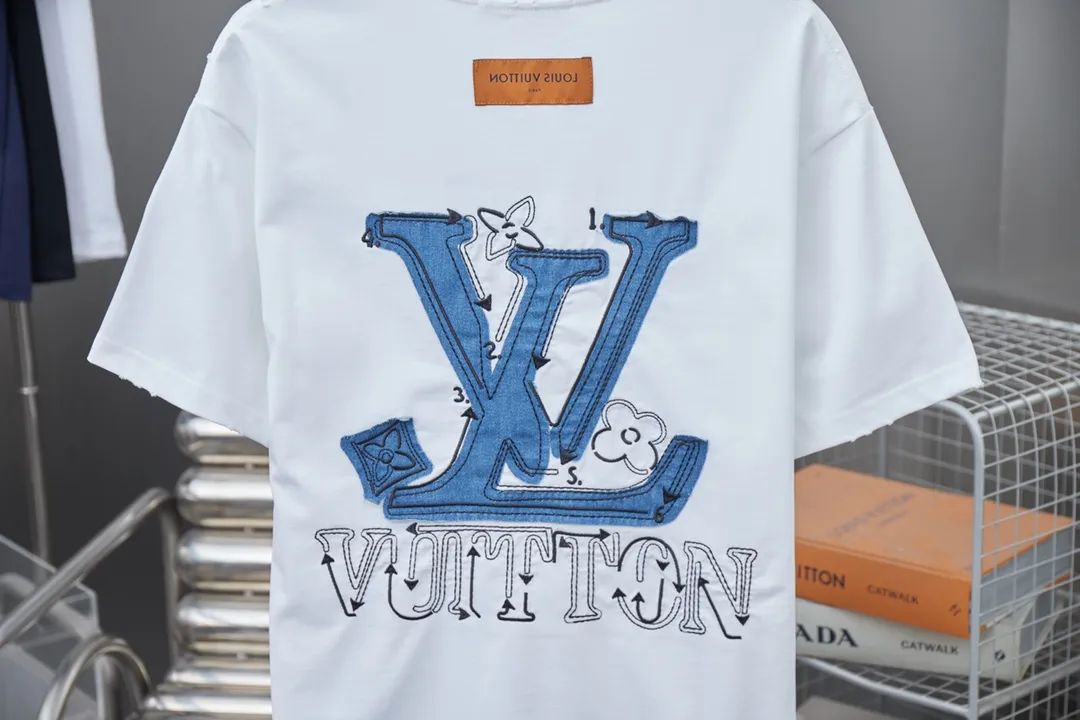 🅿️200 1V 25SS early spring new style denim splicing embroidery LV short sleeves light luxury essential item for daily commuting for men and women correct version welcome to compare detailed features · 320g 100% pure cotton double yarn jersey fabric · Special thickened 32 pieces of double-strand 1X1 thread in the same vat custom dyeing · Denim cutting and splicing ➕Various embroidery craft letters · Hem collar Cuff fraying process · Double-needle stitching across seams · Original main mark, washed tag, branded moisture-proof paper packaging Color: Black/White Size: S/M/L/XL